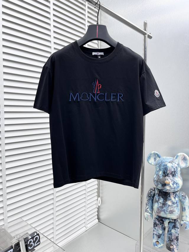 Moncle* 2024ss新品短袖T恤，时尚有型，简约百搭款。版型挺括，经典logo，新工艺搭配，穿着舒适，纱织细腻，上身帅气十足，三标齐，所有精细做工让整件