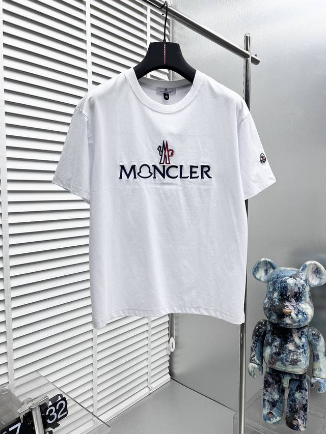 Moncle* 2024ss新品短袖T恤，时尚有型，简约百搭款。版型挺括，经典logo，新工艺搭配，穿着舒适，纱织细腻，上身帅气十足，三标齐，所有精细做工让整件 - 点击图像关闭