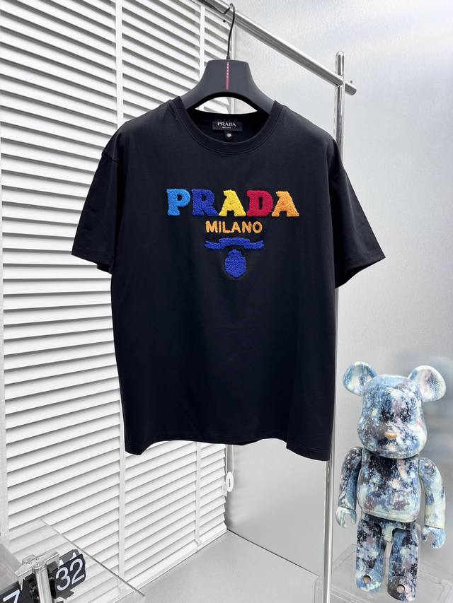 Prad* 2024ss新品短袖T恤，时尚有型，简约百搭款。版型挺括，经典logo，新工艺搭配，穿着舒适，纱织细腻，上身帅气十足，三标齐，所有精细做工让整件成衣