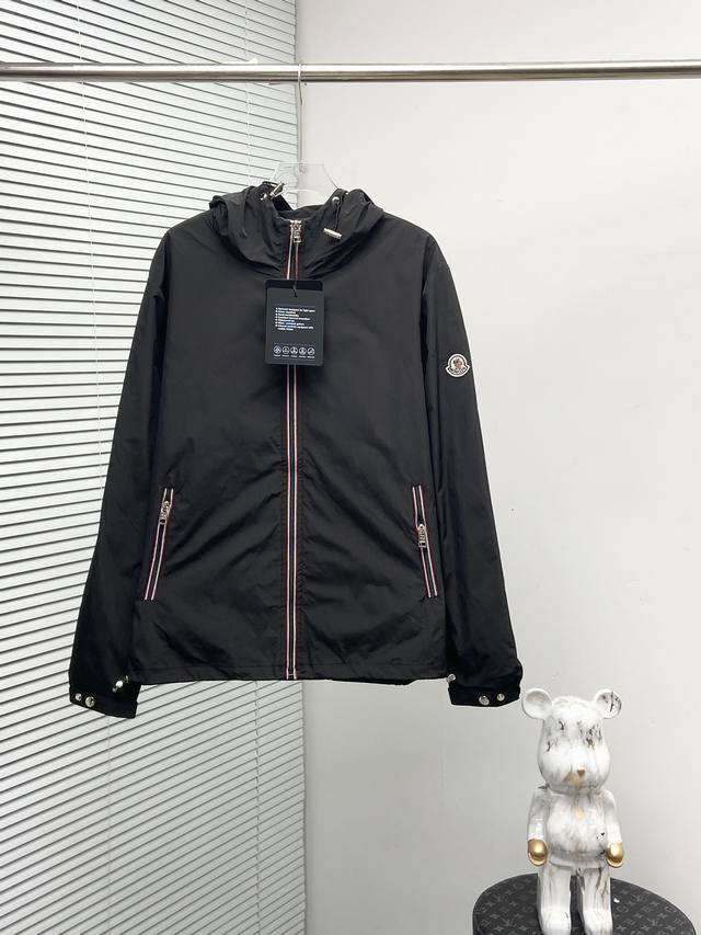 Moncler 2024ss开春新款夹克外套 原单三标齐全高端版本 专柜定制面料 透气舒适度高，细节无可挑剔，品牌元素设计理念，体现高品质。手感细腻柔软 呈现休