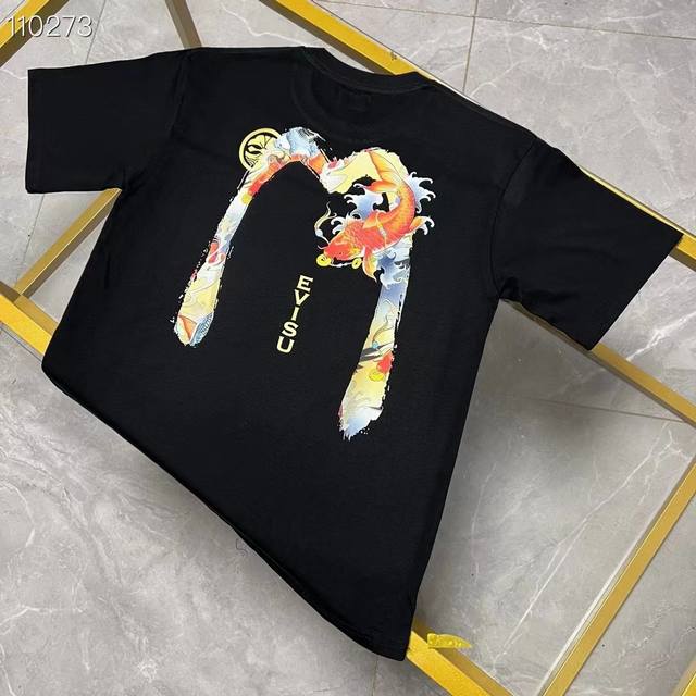 鲤鱼印花短袖t桖 货号7085 尺码 m l xl xxl 背面印有锦鲤大m图案，正面可见经典海鸥图案，搭配宽版卫衣，更显时尚。 合身版型 家花图案 商标印花