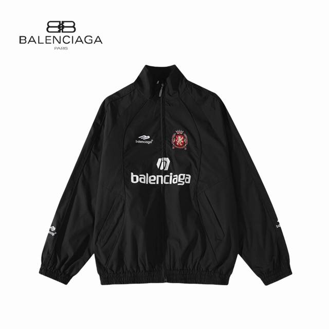 原版 款号：AB027 上新 Balenciaga丨巴黎世家 24SS 联名曼联足球运动夹克外套 高立领插肩袖双头拉链开合2个拉链斜口袋同系配色滚边细节 松紧袖