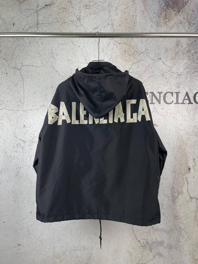 纯原 款号：AB023 上新 BALENCIAGA丨巴黎世家 24FW 胶带隐藏帽子夹克冲锋衣外套 面料采用特殊定制纳米级防风防水面料 帽子可收纳隐藏于领口 印