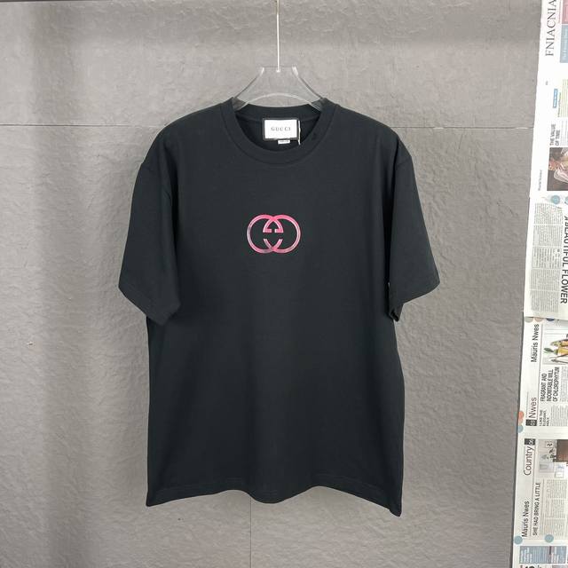 特价 不退换 剩L1 XL1 XXL1 实时更新中 Gucci 古驰涂鸦字母短袖，纯棉双纱面料，对色定染面料，超精细平网印花工艺，潮流感十足，采用细致纱网材质做