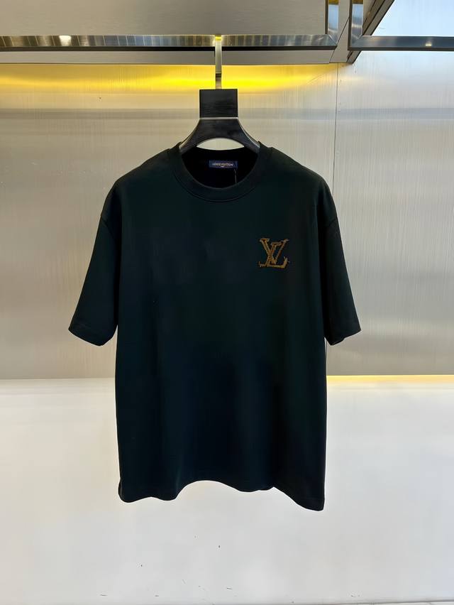 LV 24夏季新款 印花字母logo休闲短袖t恤。进口100%长绒棉面料，舒适透气，印花图案logo每个细节做到极致，成品完成非常ok！上身极赞，随意百搭！OS - 点击图像关闭