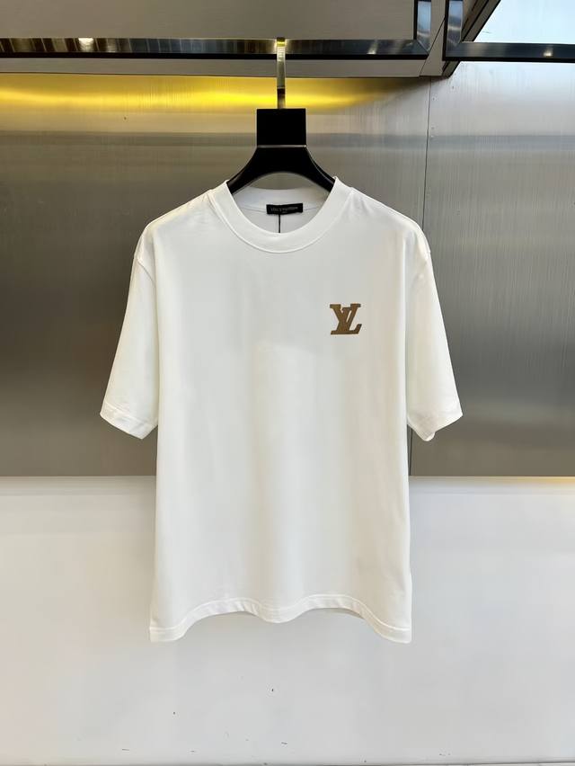 LV 24夏季新款 印花字母logo休闲短袖t恤。进口100%长绒棉面料，舒适透气，印花图案logo每个细节做到极致，成品完成非常ok！上身极赞，随意百搭！OS