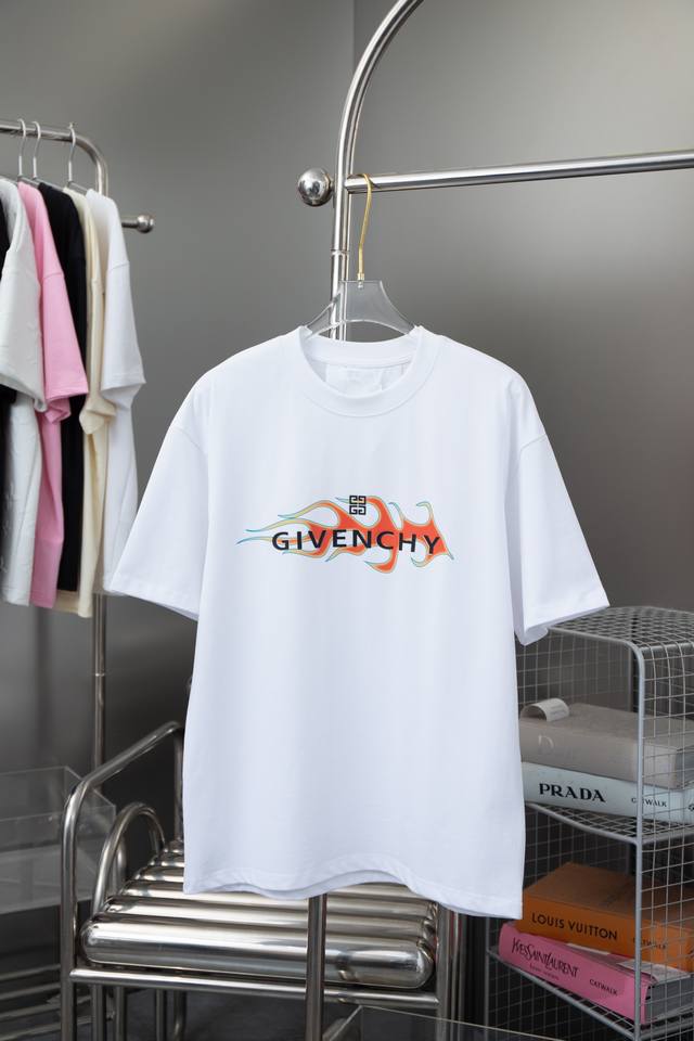 高品质 Giv 纪梵希 24ss 龙年刺绣短袖 胸前火焰字母logo图案印花，采用高密度刺绣工艺，官网同步，专柜纯棉面料！贴肤舒适，耐看又好穿，经典简约logo