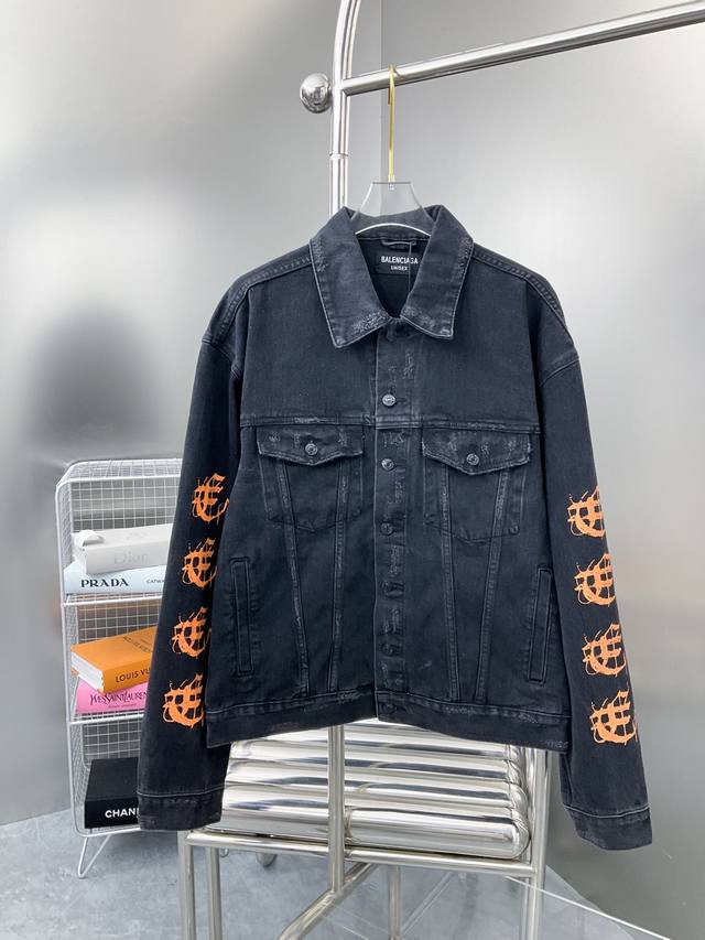 Balenciaga 巴黎世家 SS23新款泥染梵文破坏牛仔夹克男女同款外套 码数: 46 48 50 52 SS23官网走秀同款，460克高端定制面料，洗水效