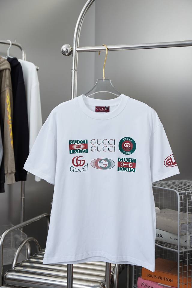 高品质 Gucci 古驰 满身logo标识印花圆领短袖，采用立体印花工艺 区别于普通的印花图标 ，定织纯棉面料，舒适透气不易变形。三标齐全，宽松版型，男女同款