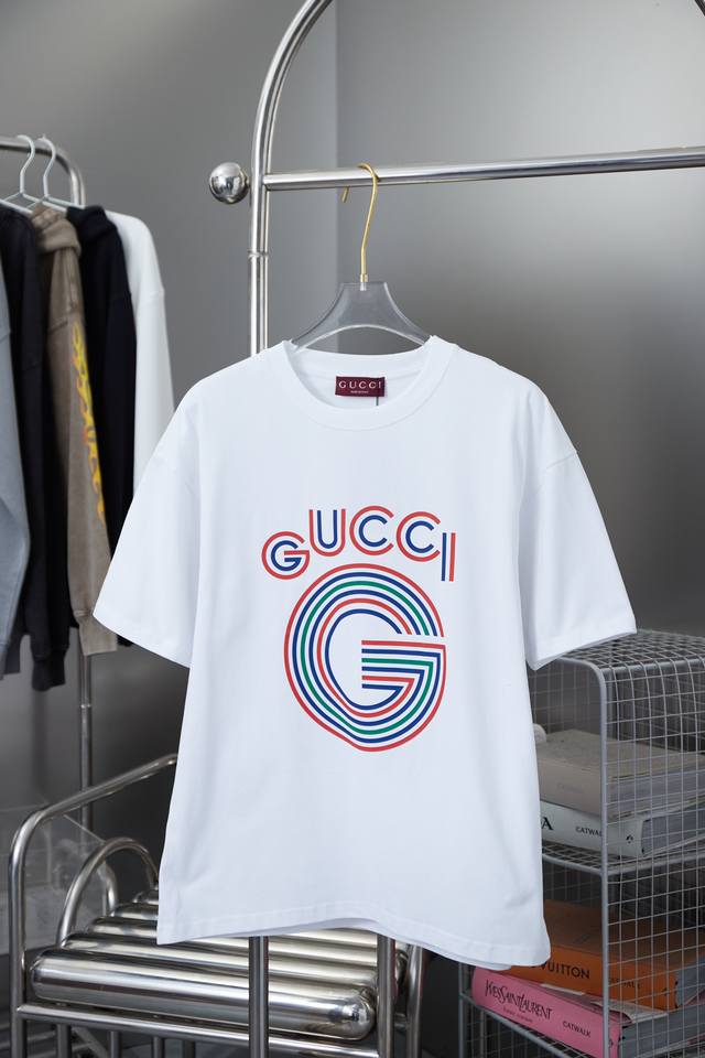 高品质 Gucci 古驰 前幅字母logo印花圆领短袖，采用立体印花工艺 区别于普通的印花图标 ，定织纯棉面料，舒适透气不易变形。三标齐全，宽松版型，男女同款