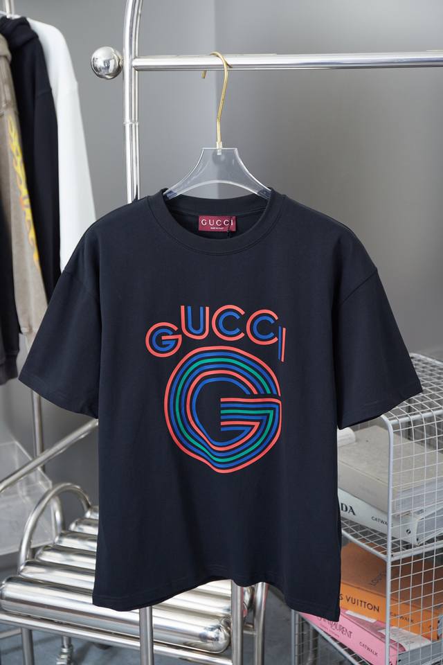 高品质 Gucci 古驰 前幅字母logo印花圆领短袖，采用立体印花工艺 区别于普通的印花图标 ，定织纯棉面料，舒适透气不易变形。三标齐全，宽松版型，男女同款