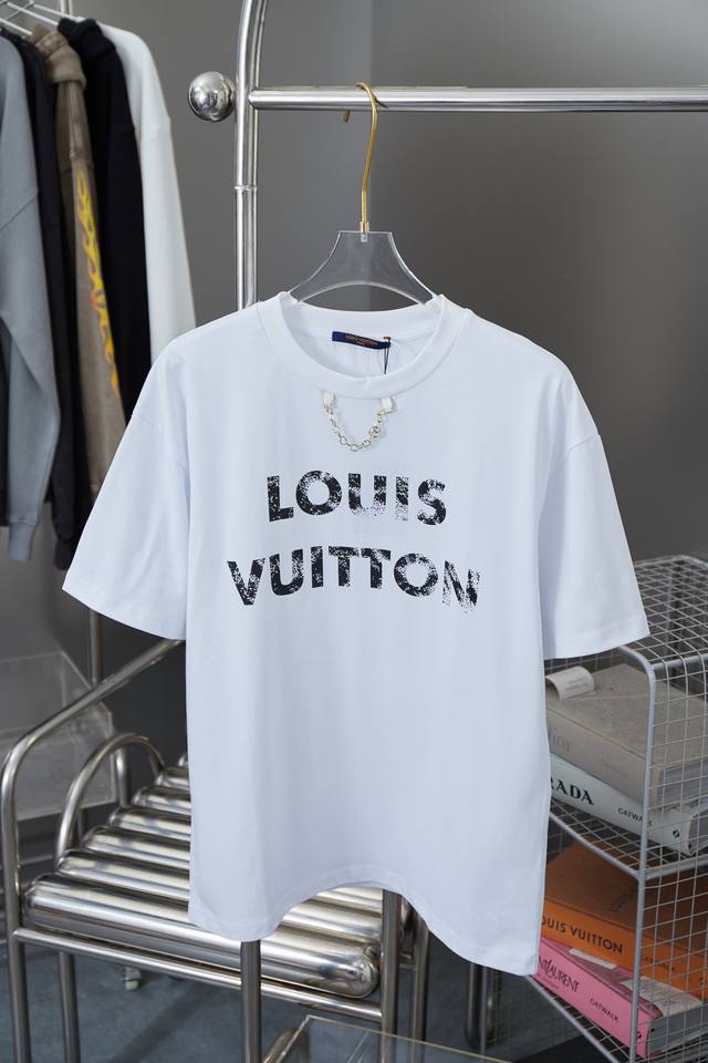 高品质 LOUIS VUITTON 路易威登 24FW 链条斜经典logo理石纹路印花短袖T恤 24FW时装秀的曙目风采。三标齐全 采用高克重克重纯棉面料！手感