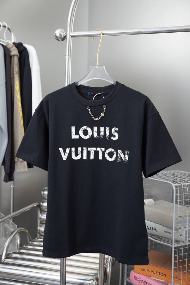 高品质 LOUIS VUITTON 路易威登 24FW 链条斜经典logo理石纹路印花短袖T恤 24FW时装秀的曙目风采。三标齐全 采用高克重克重纯棉面料！手感