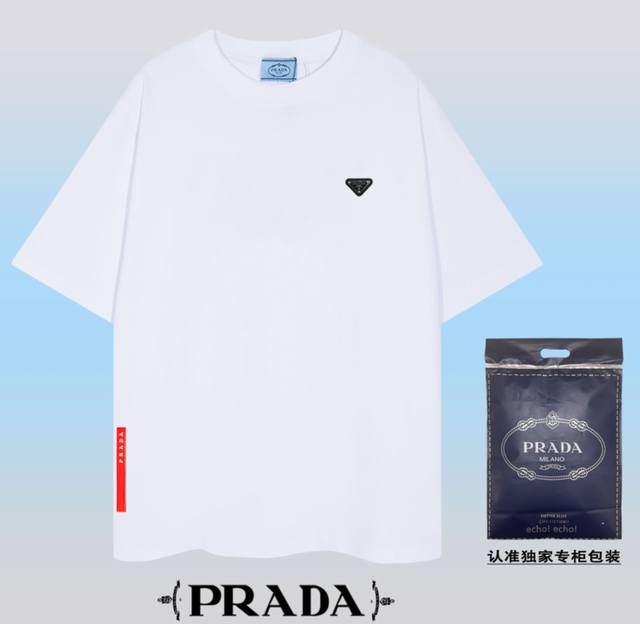 高品质PRADA~普拉达 2024春夏新款短袖，采用双坎肩做法，双坎肩做法，双坎肩做法使整件衣服更加有立体感觉，不是普通T恤所能达到的工种， 前幅搭配五金牛皮小