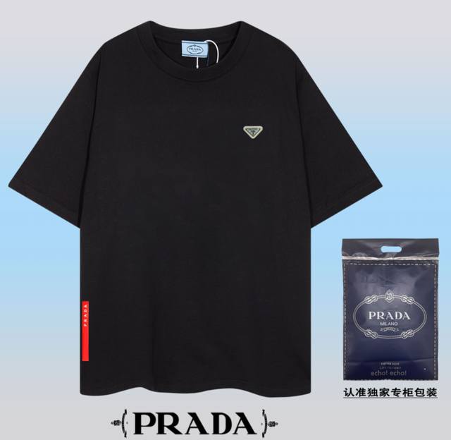 高品质PRADA~普拉达 2024春夏新款短袖，采用双坎肩做法，双坎肩做法，双坎肩做法使整件衣服更加有立体感觉，不是普通T恤所能达到的工种， 前幅搭配五金牛皮小