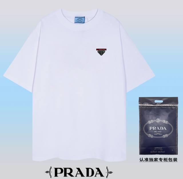 高品质PRADA~普拉达 2024春夏新款短袖，采用双坎肩做法，双坎肩做法，双坎肩做法使整件衣服更加有立体感觉，不是普通T恤所能达到的工种， 前幅搭配五金牛皮小