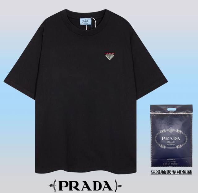 高品质PRADA~普拉达 2024春夏新款短袖，采用双坎肩做法，双坎肩做法，双坎肩做法使整件衣服更加有立体感觉，不是普通T恤所能达到的工种， 前幅搭配五金牛皮小