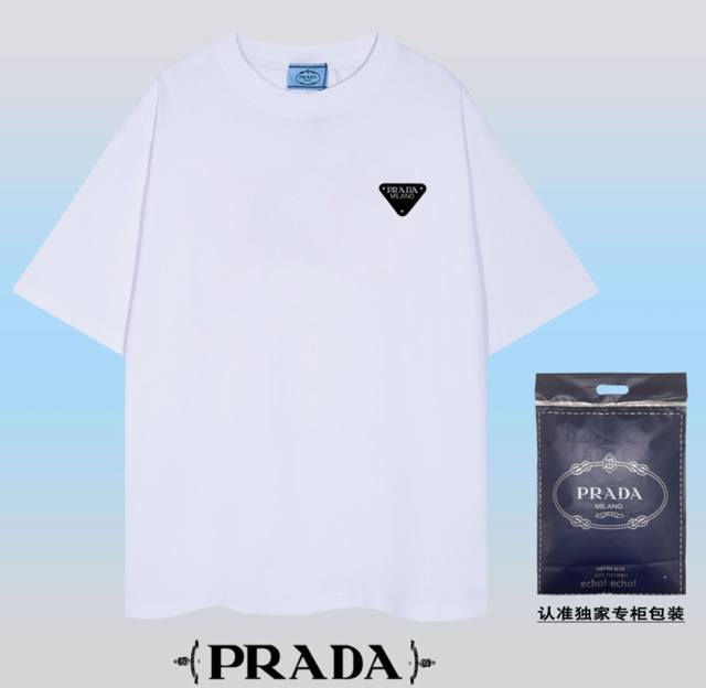 高品质PRADA~普拉达 2024春夏新款短袖，采用双坎肩做法，双坎肩做法，双坎肩做法使整件衣服更加有立体感觉，不是普通T恤所能达到的工种， 前幅搭配牙刷绣章做