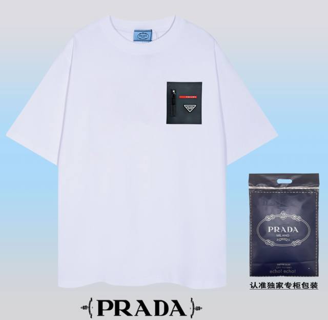 高品质PRADA~普拉达 2024春夏新款短袖，采用双坎肩做法，双坎肩做法，双坎肩做法使整件衣服更加有立体感觉，不是普通T恤所能达到的工种， 前幅搭配皮料口袋做