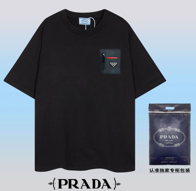 高品质PRADA~普拉达 2024春夏新款短袖，采用双坎肩做法，双坎肩做法，双坎肩做法使整件衣服更加有立体感觉，不是普通T恤所能达到的工种， 前幅搭配皮料口袋做