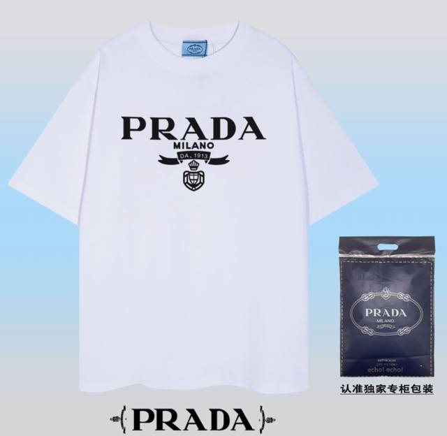 高品质PRADA~普拉达 2024春夏新款短袖，采用双坎肩做法，双坎肩做法，双坎肩做法使整件衣服更加有立体感觉，不是普通T恤所能达到的工种， 前幅图案采用厚板硅 - 点击图像关闭