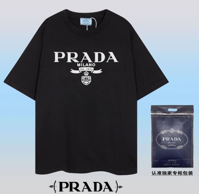 高品质PRADA~普拉达 2024春夏新款短袖，采用双坎肩做法，双坎肩做法，双坎肩做法使整件衣服更加有立体感觉，不是普通T恤所能达到的工种， 前幅图案采用厚板硅