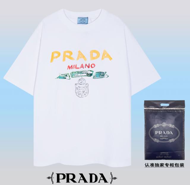 高品质PRADA~普拉达 2024春夏新款短袖，采用双坎肩做法，双坎肩做法，双坎肩做法使整件衣服更加有立体感觉，不是普通T恤所能达到的工种， 前幅图案采用高端数