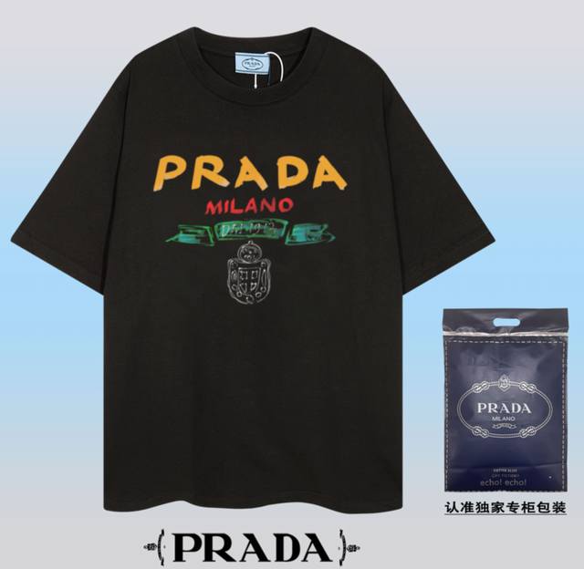 高品质PRADA~普拉达 2024春夏新款短袖，采用双坎肩做法，双坎肩做法，双坎肩做法使整件衣服更加有立体感觉，不是普通T恤所能达到的工种， 前幅图案采用高端数