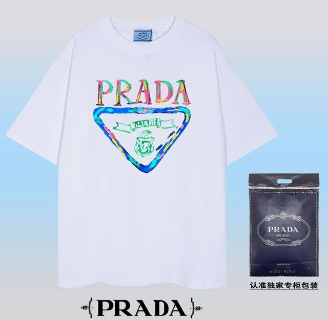 高品质PRADA~普拉达 2024春夏新款短袖，采用双坎肩做法，双坎肩做法，双坎肩做法使整件衣服更加有立体感觉，不是普通T恤所能达到的工种， 前幅图案采用高端数