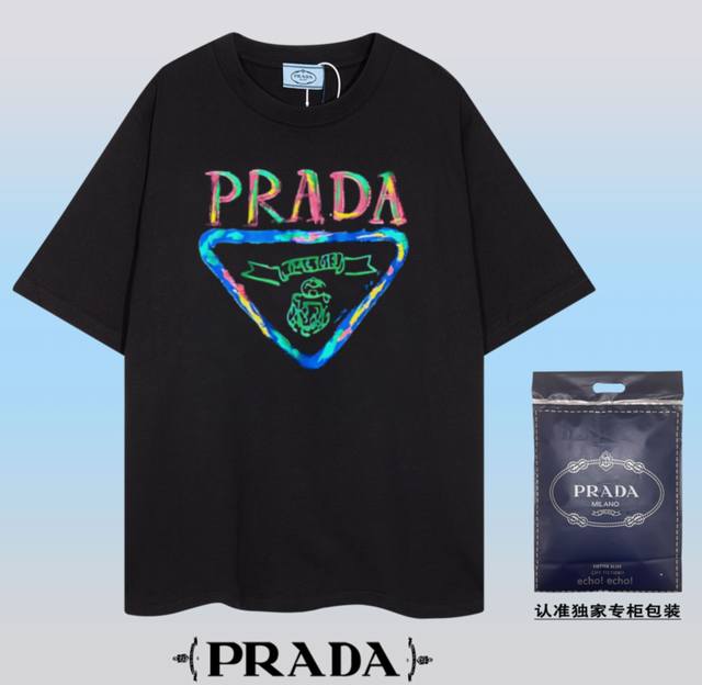 高品质PRADA~普拉达 2024春夏新款短袖，采用双坎肩做法，双坎肩做法，双坎肩做法使整件衣服更加有立体感觉，不是普通T恤所能达到的工种， 前幅图案采用高端数