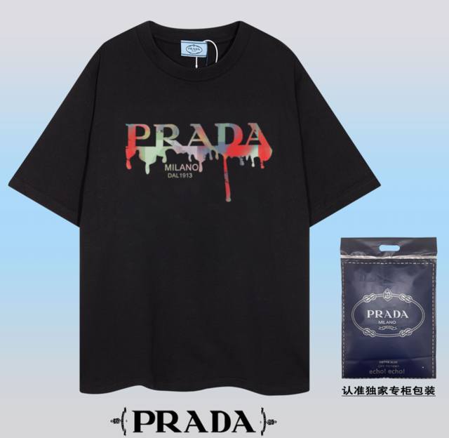 高品质PRADA~普拉达 2024春夏新款短袖，采用双坎肩做法，双坎肩做法，双坎肩做法使整件衣服更加有立体感觉，不是普通T恤所能达到的工种， 前幅图案采用高端数