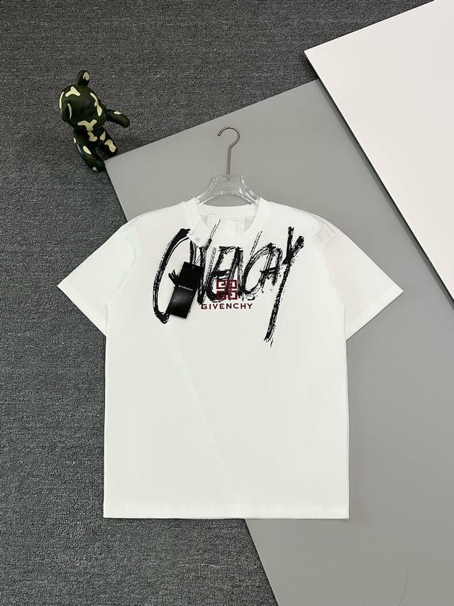 高品质] givenchy 纪梵希前后字母涂鸦刺绣t桖，24ss夏季新品，设计感十足，工艺满满，胸口logo字母刺绣，采用260克平纹双纱全棉面料，经磨毛处理，