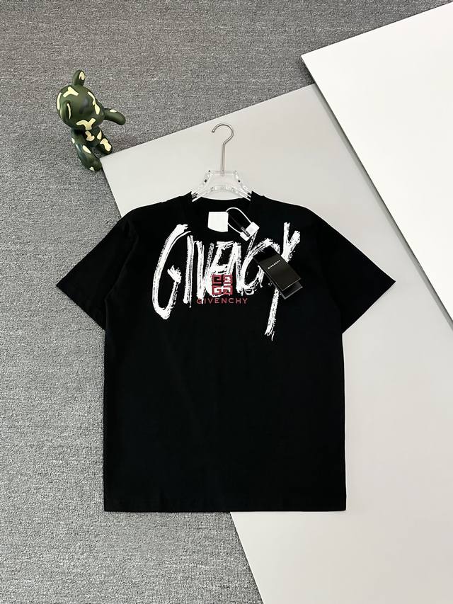 高品质] givenchy 纪梵希前后字母涂鸦刺绣t桖，24ss夏季新品，设计感十足，工艺满满，胸口logo字母刺绣，采用260克平纹双纱全棉面料，经磨毛处理， - 点击图像关闭