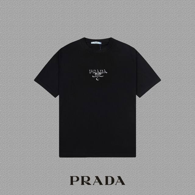 Prada 普拉达] 2024FW短袖T恤 刺绣工艺 高端32s双纱260克面料 重磅面料 定制拉架罗纹同缸同染 三标齐全 男女同款 颜色：黑色 白色 尺码：S - 点击图像关闭