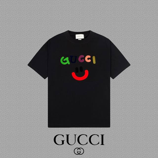 Gucci 古奇] 2024FW短袖T恤 笑脸植绒LOGO印花 高端32s双纱260克面料 重磅面料 定制拉架罗纹同缸同染 三标齐全 男女同款 颜色：黑色 白色