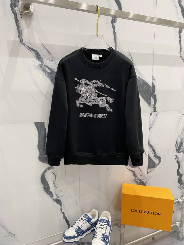 BURBERRY 巴宝莉2024秋季圆领新款卫衣 经典战马字母刺绣LOGO标识 原版面料 官方同款 400克 同缸染面料 手感非常舒服 超级百搭好看 个性复古气