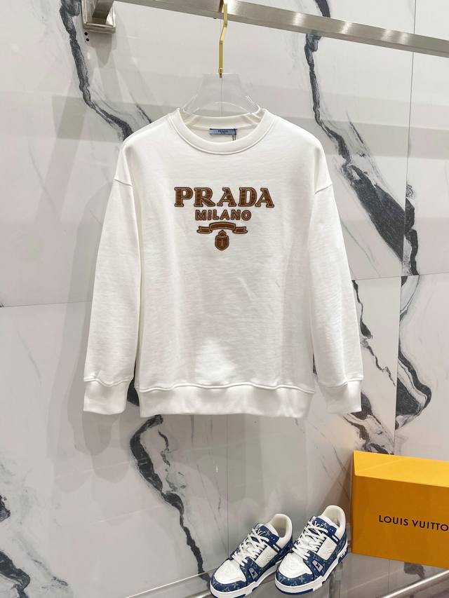 PRADA 普拉达 2024秋季圆领新款卫衣 经典定制贴皮字母LOGO 原版面料 官方同款 400克 同缸染面料 手感非常舒服 超级百搭好看 个性复古气质 男女