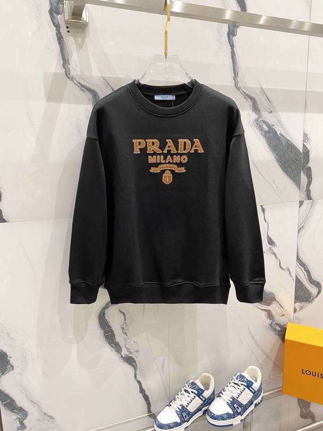 PRADA 普拉达 2024秋季圆领新款卫衣 经典定制贴皮字母LOGO 原版面料 官方同款 400克 同缸染面料 手感非常舒服 超级百搭好看 个性复古气质 男女