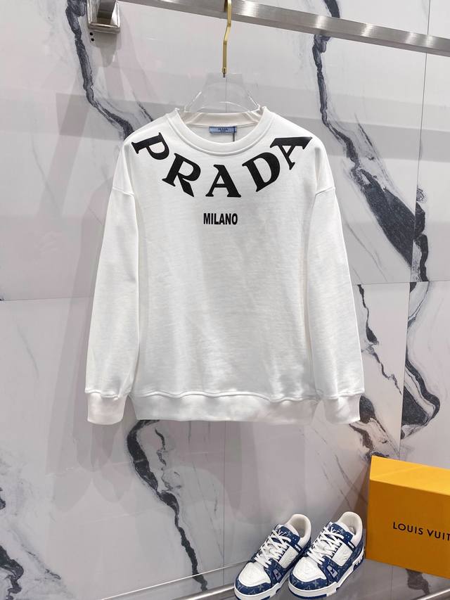 PRADA 普拉达 2024秋季圆领新款卫衣 经典圆弧领口大字母印花 原版面料 官方同款 400克 同缸染面料 手感非常舒服 超级百搭好看 个性复古气质 男女都 - 点击图像关闭