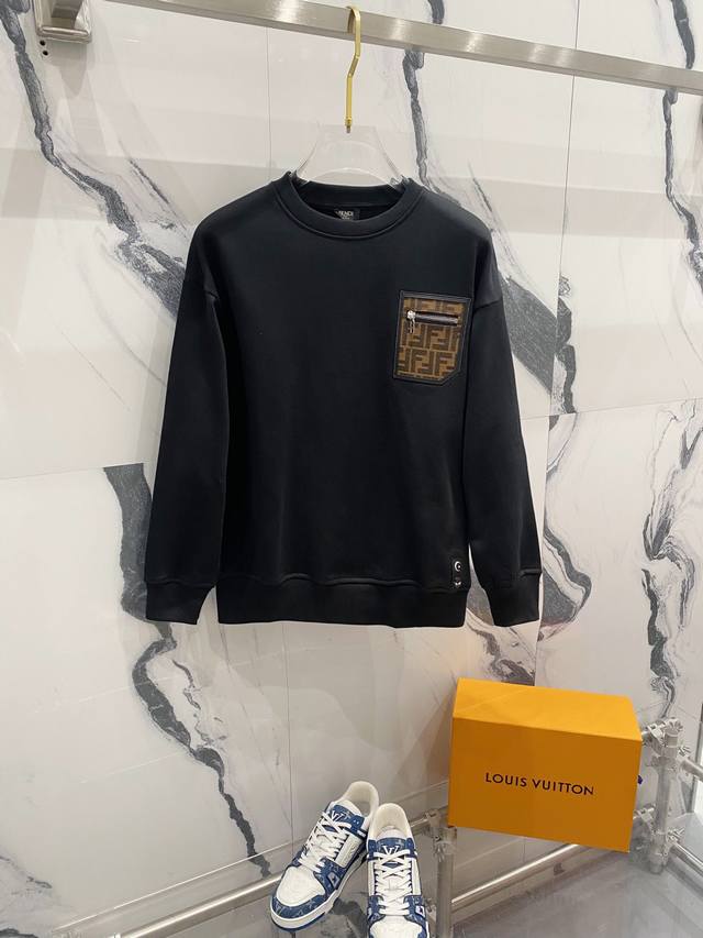 FENDI 芬迪 2024秋季圆领新款卫衣 经典FF拉链贴皮口袋 原版面料 官方同款 400克 同缸染面料 手感非常舒服 超级百搭好看 个性复古气质 男女都非常