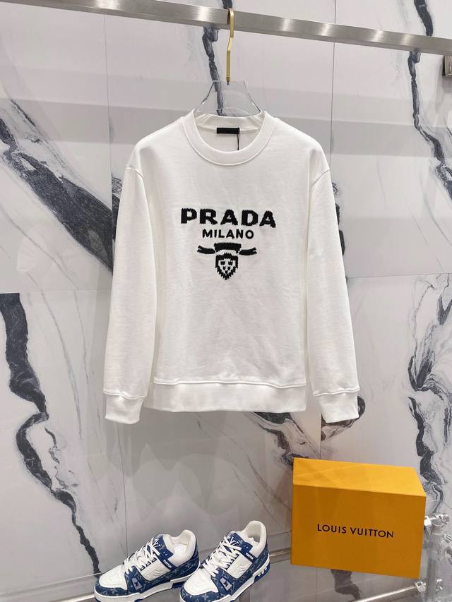 PRADA 普拉达 高品质 圆领新款卫衣 经典三角标贴牌 字母红胶条工艺 纯原品质 原版面料 官方同款 同缸染面料 手感非常舒服 百搭超级百搭好看 男女都非常合 - 点击图像关闭