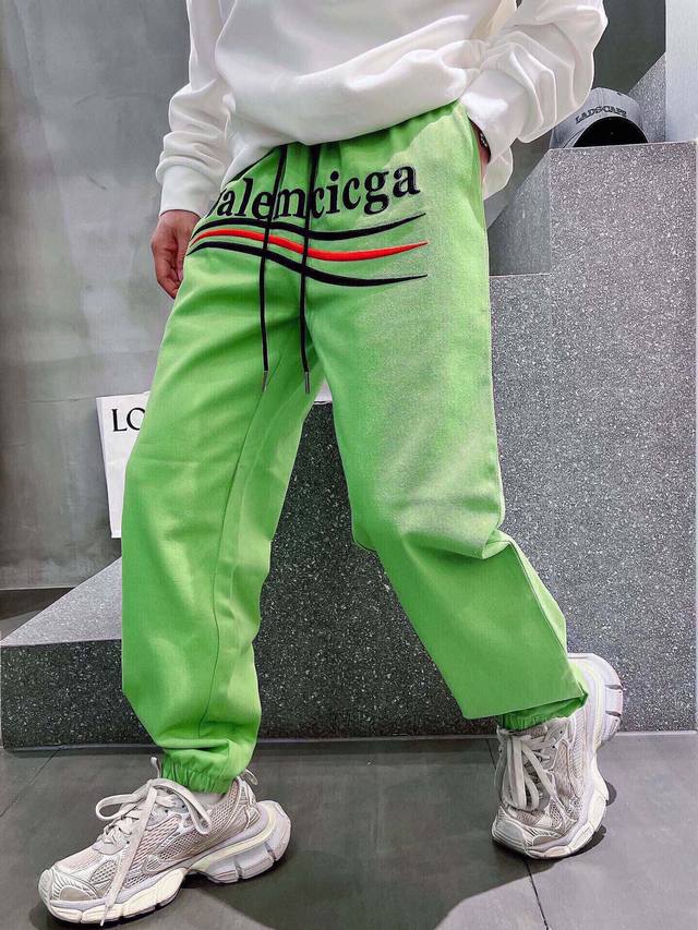 ssBalenciaga巴黎世家经典百搭海浪 可乐情侣款卫裤 万年经典，秋冬的首选！ 神仙颜值B家太香了！潮范儿十足，显白又洋气。经典的logo海浪乘风破浪寓意 - 点击图像关闭