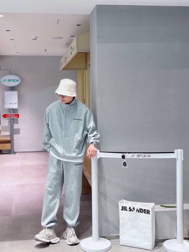 巴黎世家Balenciaga新款BLCG秋冬新款外套！这款又是件跨性别的男女款 情侣装备安排！ 它是Os版型 高个小个都能驾驭 身材包容度非常高！还一点不臃肿