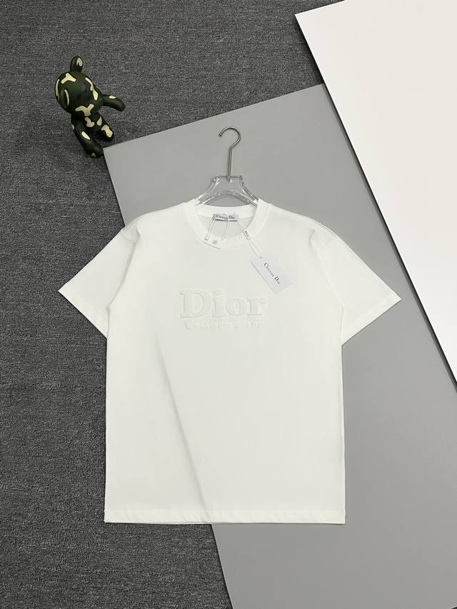 高品质］Dior 迪奥夏季新款圆领t恤，刺绣底珠片加牙刷刺绣英文logo短袖t恤，牙刷绣工艺，同色刺绣。软糯细腻，32支260g精梳纯棉面料，柔软亲肤。做工细致