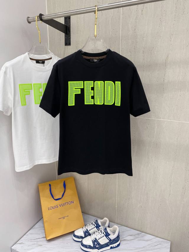 Fend*芬迪 24 ss春夏新款棉质圆领短袖T恤 胸前荧光绿大标识 优质纯棉面料定制 标准版型 黑 白 两色 男女同款 码数：S M L XL XXL