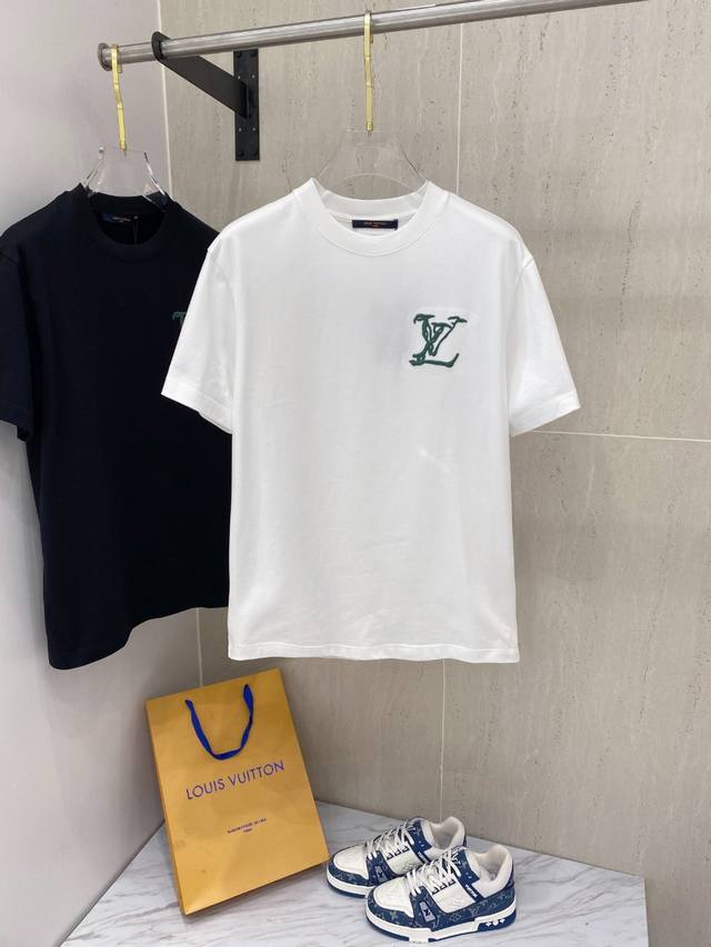 LV 24 ss春夏新款棉质圆领短袖T恤 胸前重工刺绣 优质纯棉面料定制 标准版型 黑 白 卡其 三色 男女同款 码数：S M L XL XXL