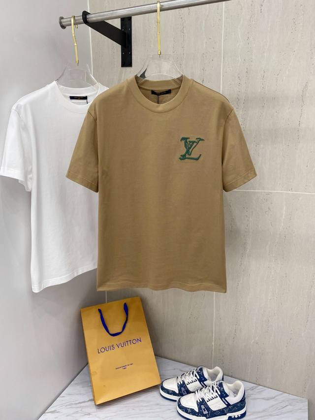 LV 24 ss春夏新款棉质圆领短袖T恤 胸前重工刺绣 优质纯棉面料定制 标准版型 黑 白 卡其 三色 男女同款 码数：S M L XL XXL