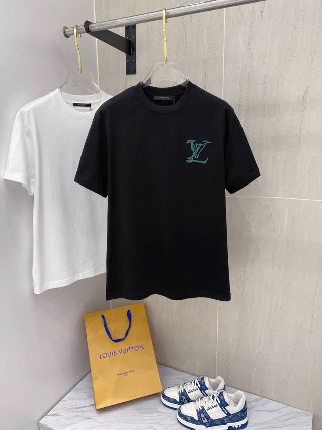 LV 24 ss春夏新款棉质圆领短袖T恤 胸前重工刺绣 优质纯棉面料定制 标准版型 黑 白 卡其 三色 男女同款 码数：S M L XL XXL