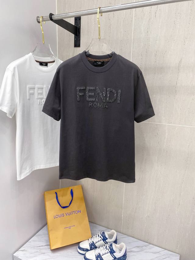 Fend*芬迪 24 ss春夏新款棉质圆领短袖T恤 胸前牙刷绣工艺 优质纯棉面料定制 标准版型 黑 白 灰 三色 男女同款 码数：S M L XL XXL