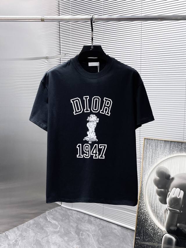 迪奥 Dior 2024ss新款 半袖 体恤 短袖 圆领T恤，高端版本！专柜定制面料 透气舒适度高，细节无可挑剔，品牌元素设计理念，体现高品质。手感细腻柔软！呈